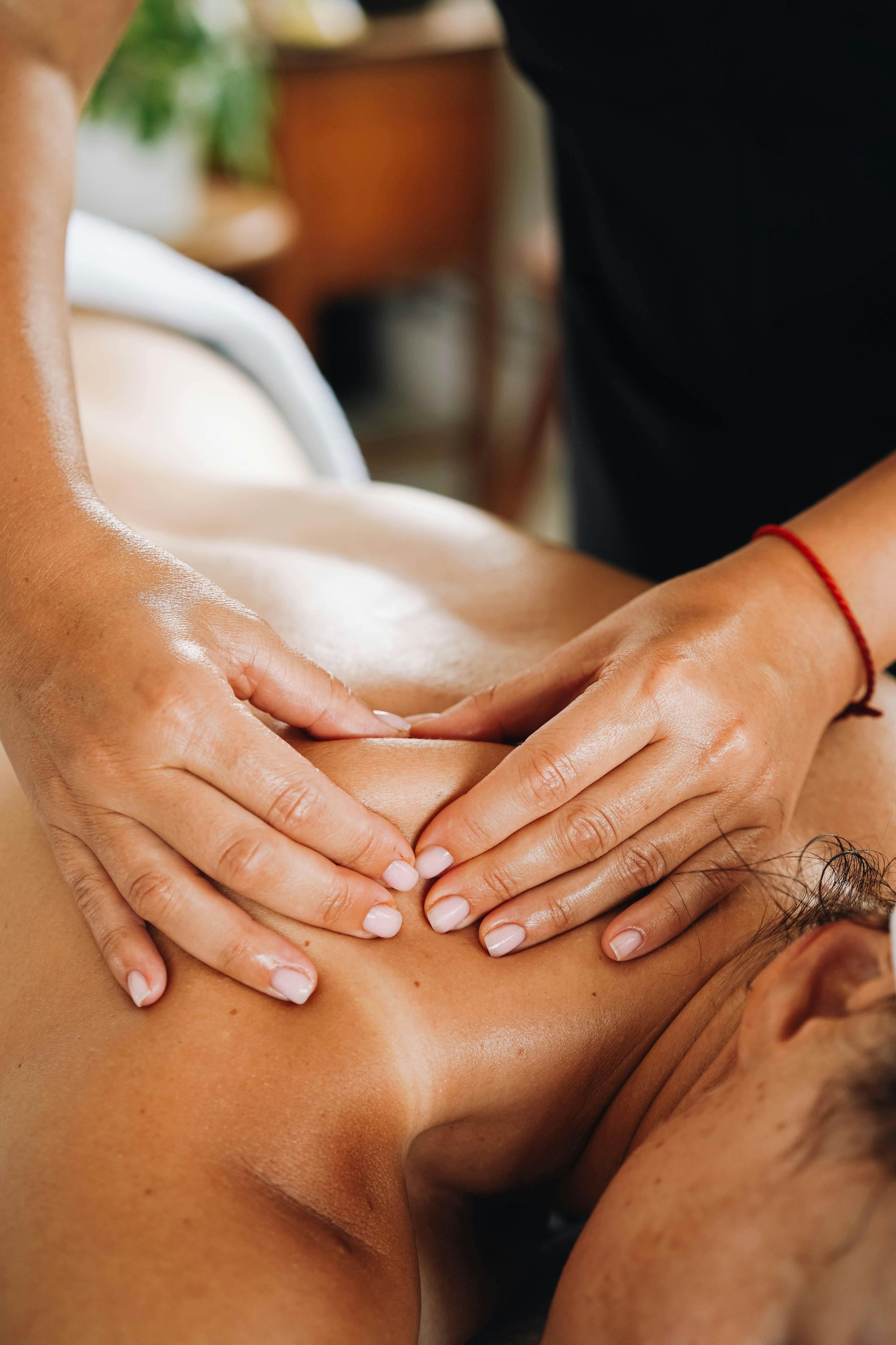 une masseuse pose ses mains sur le dos d'une massée
massage bébé; Massage dos, massage détente, massage tonique, massage bien être, massage sur mesure, massage relaxant, massage visage colmar, ribeauvillé, horbourg wihr, wintzenheim