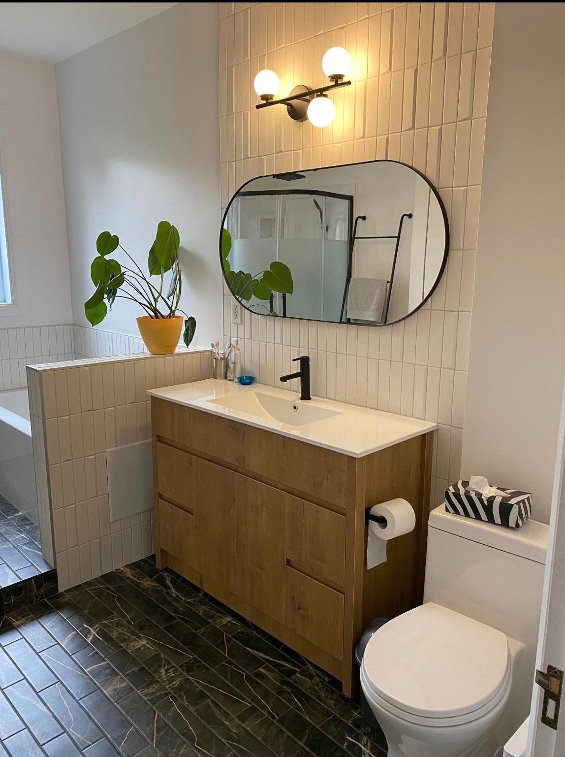 Une salle de bain avec lavabo , WC et miroir.