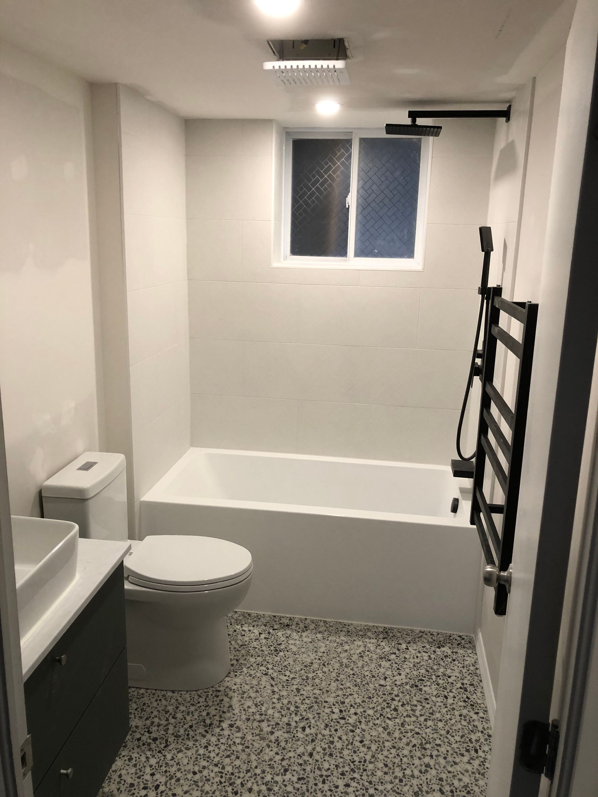 Une salle de bain avec WC , lavabo et baignoire.