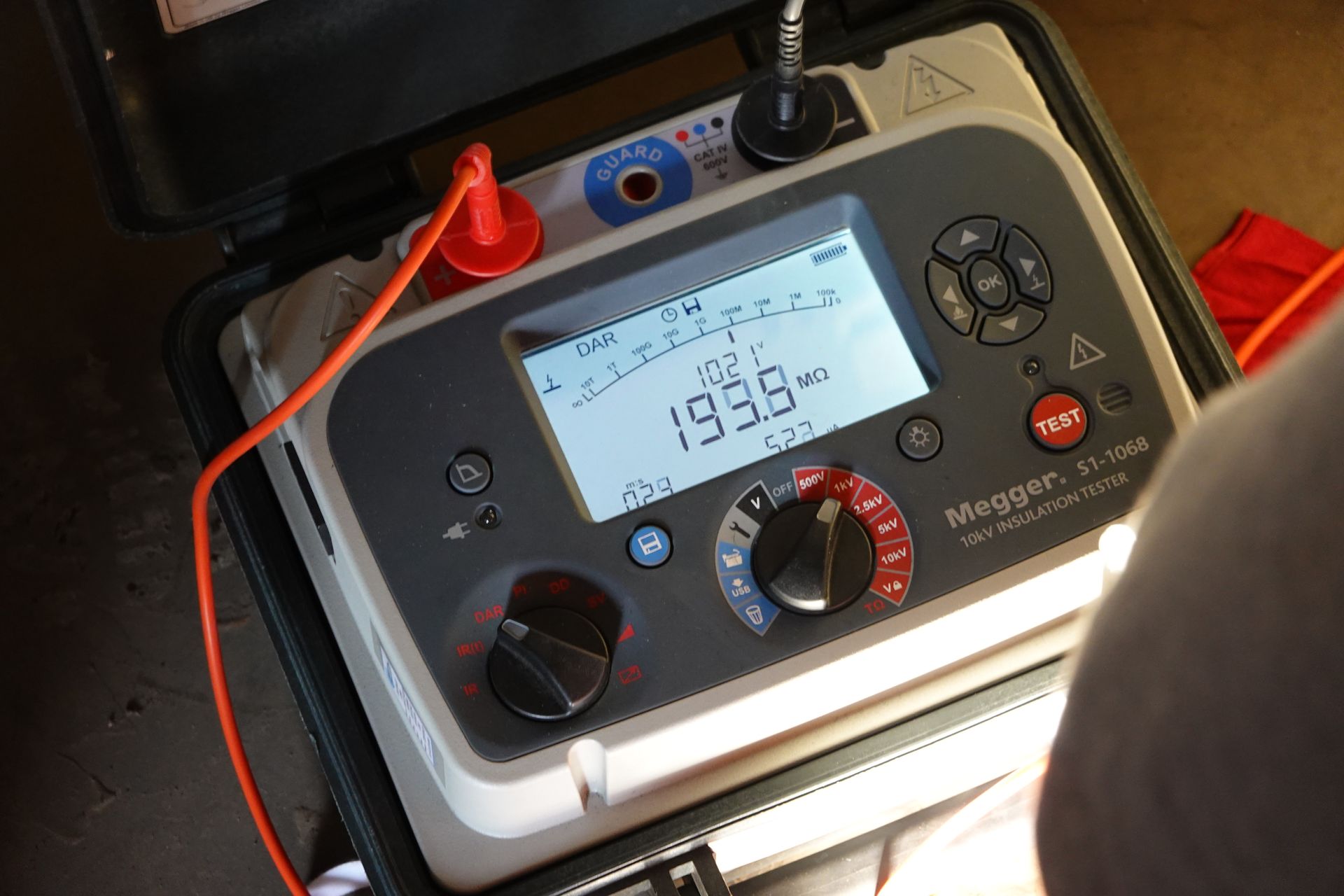 Un primer plano de un dispositivo con una pantalla que dice 1,98.