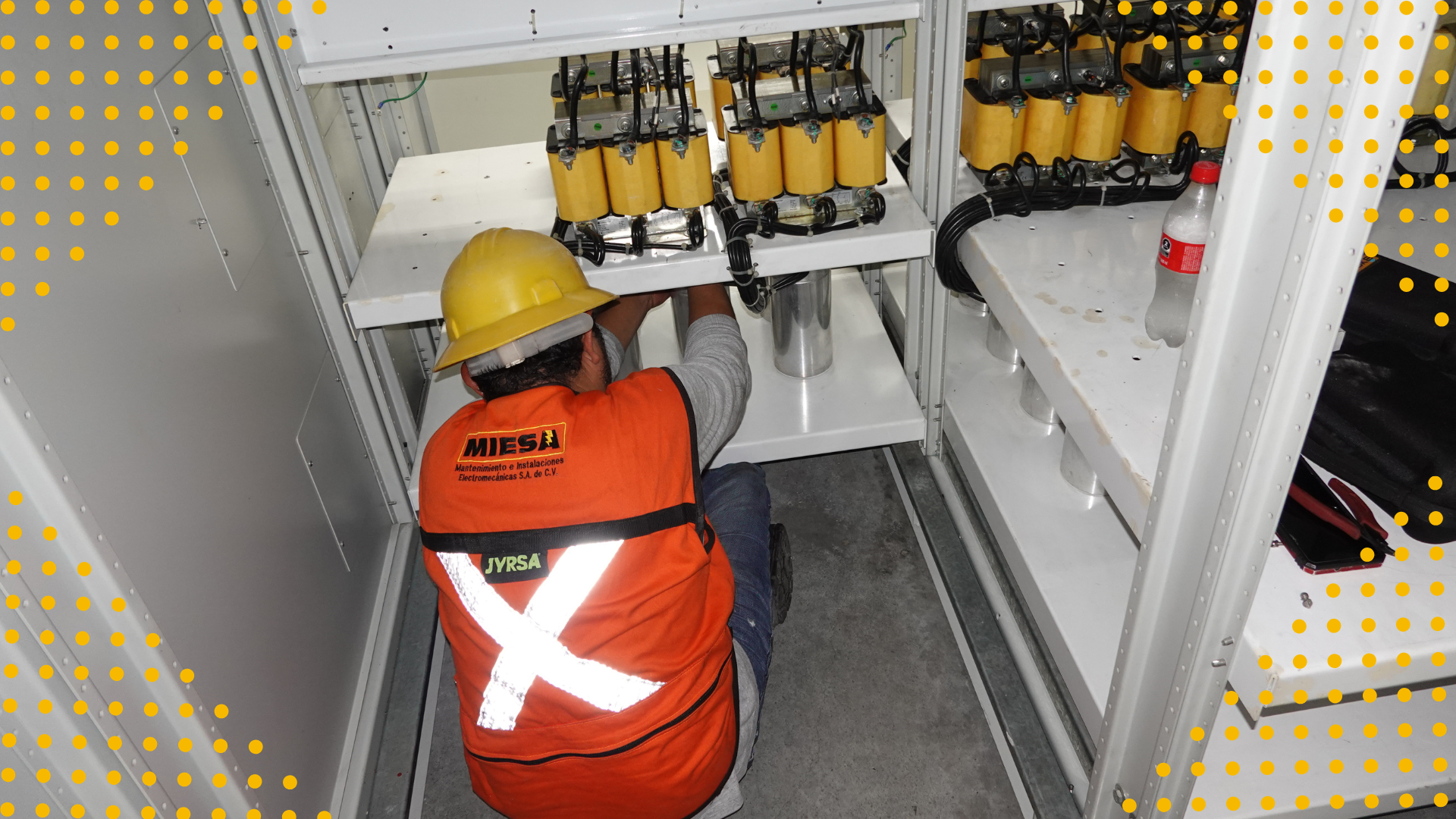 Un hombre con un chaleco naranja y un casco amarillo está trabajando en una máquina.