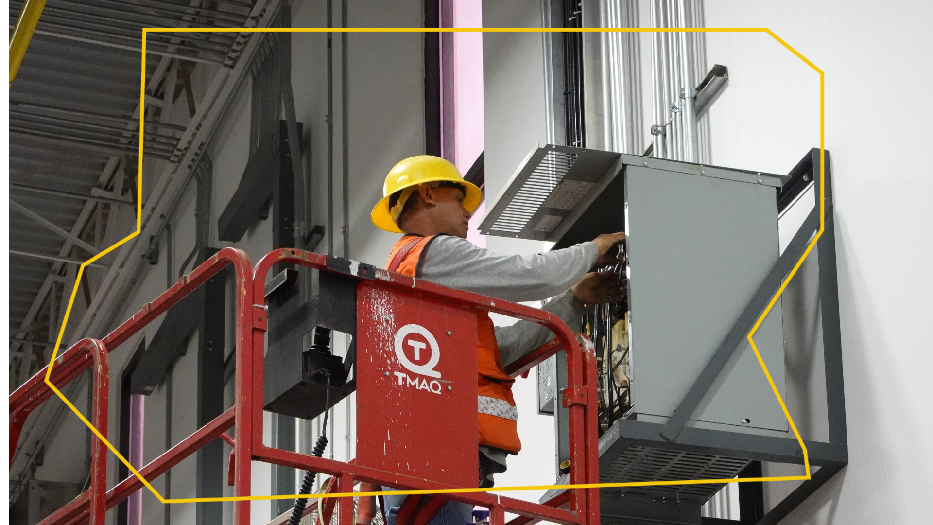 Un hombre está trabajando en una caja eléctrica en un ascensor.