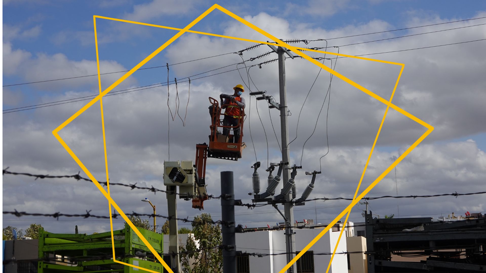 Un hombre en un cubo está trabajando en una línea eléctrica.