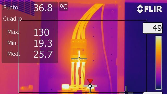Una cámara térmica Flir muestra una temperatura de 36,8 grados centígrados.