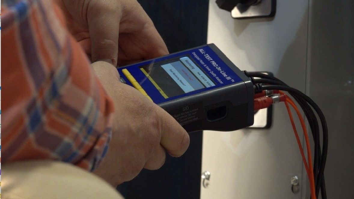 Una persona sostiene un dispositivo que parece un teléfono celular.