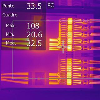 Una imagen térmica muestra una temperatura de 33,5 grados centígrados.
