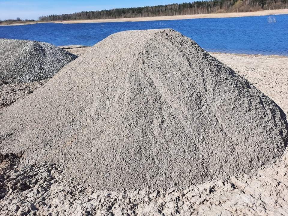 Smėlio krūva prie vandens telkinio