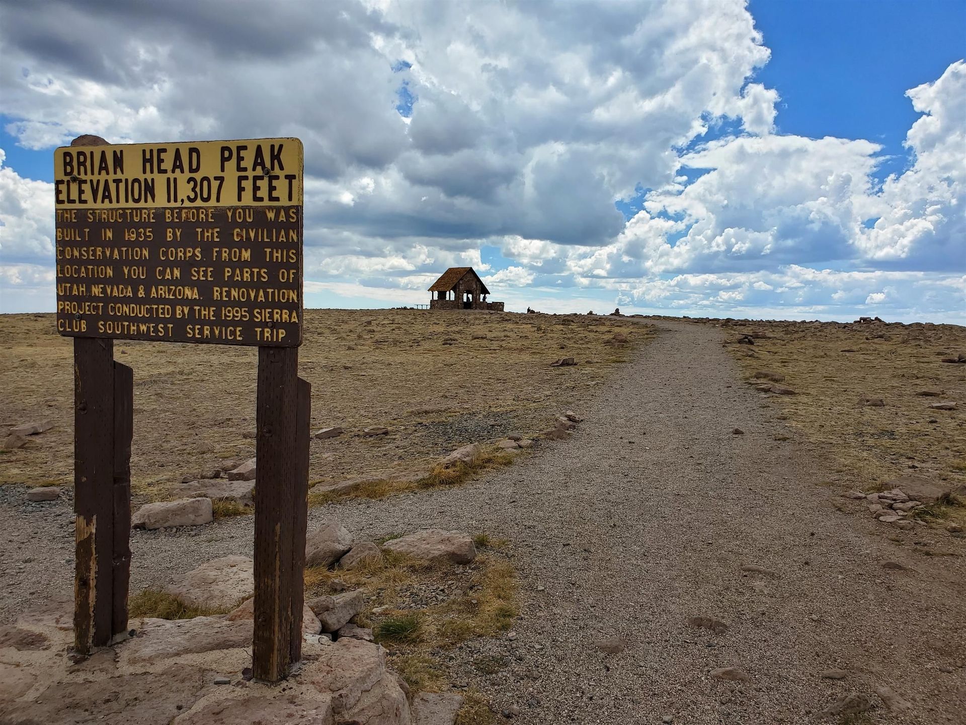 A sign that says brian head peak on it