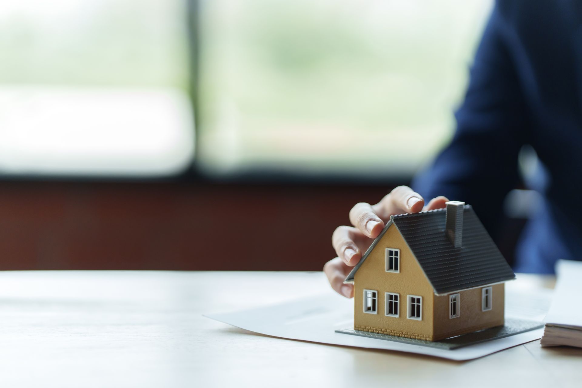 broker showing house models

