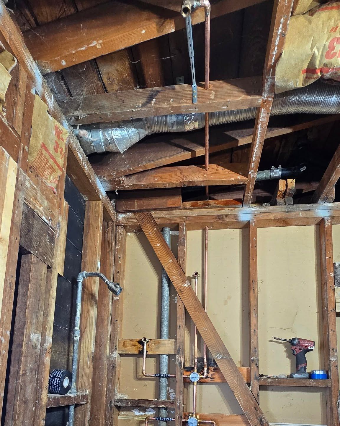 A room with a ladder and a drill in it