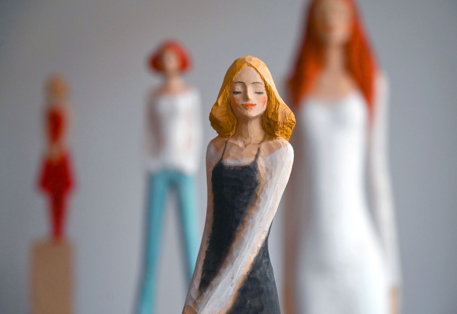 Michael Pickl, „Girls, Girls,Girls …“ Lindenholz, Farbpigment