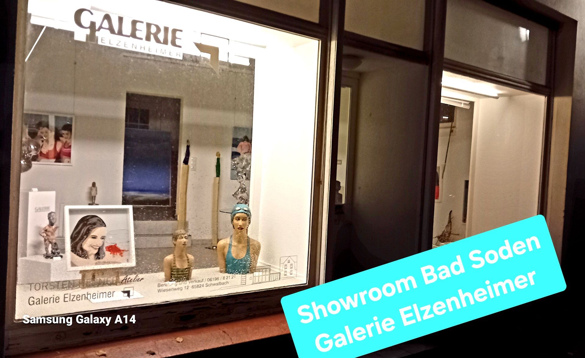 In einem Schaufenster eines Juweliergeschäfts in Bad Soden werden Schmuckstücke und Schaufensterpuppen ausgestellt. 