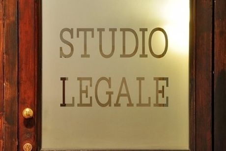 Una porta con un cartello che dice studio legale.