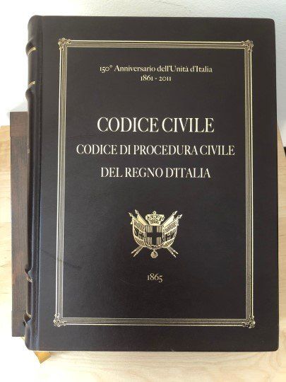 Un libro nero con il titolo codice civile sopra
