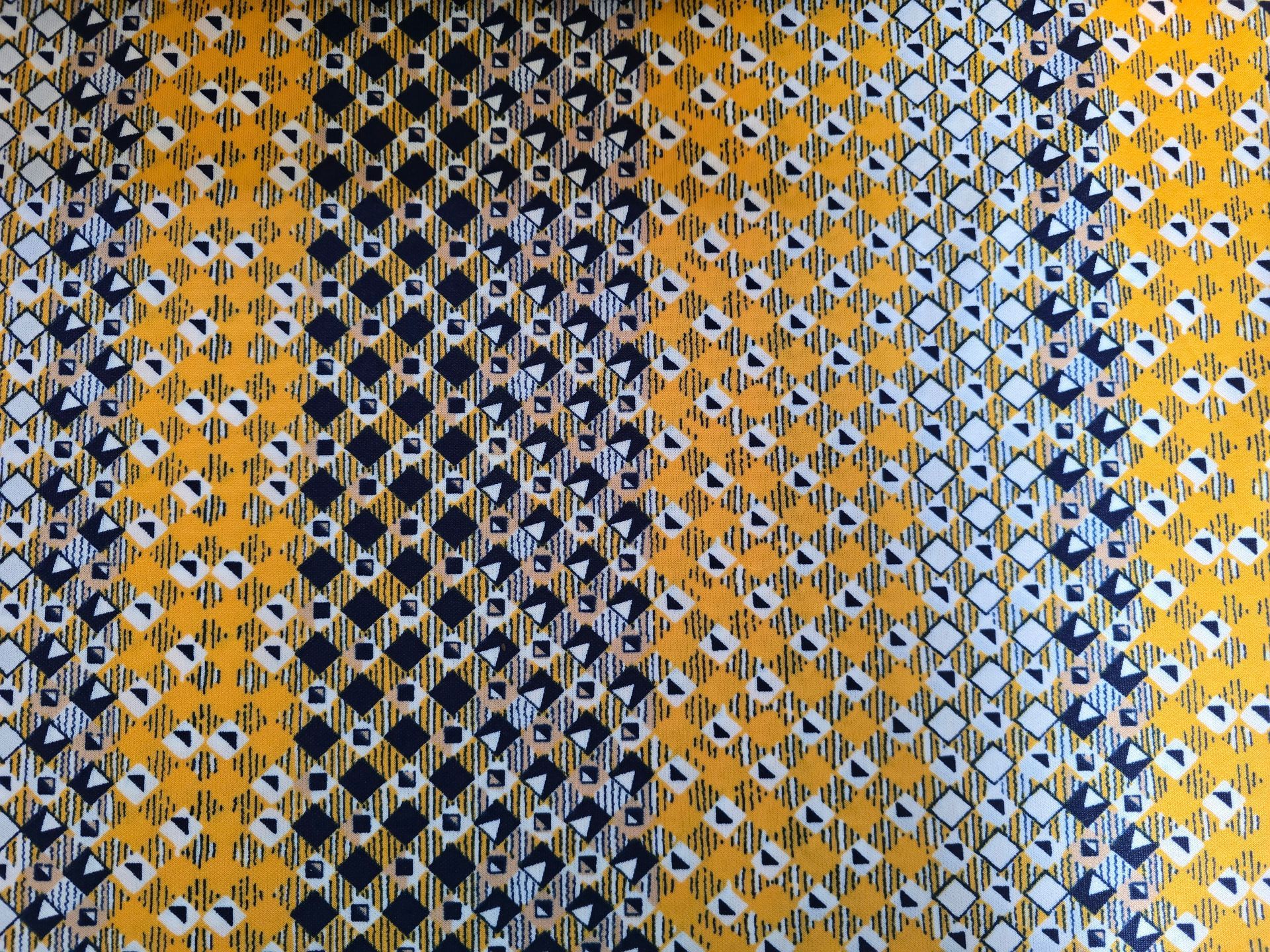 Trevira 2000 geel met blauw geometrisch
