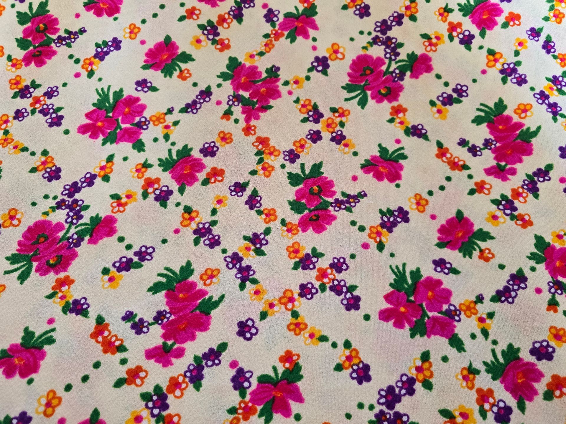 Trevira 2000 wit met roze bloemen