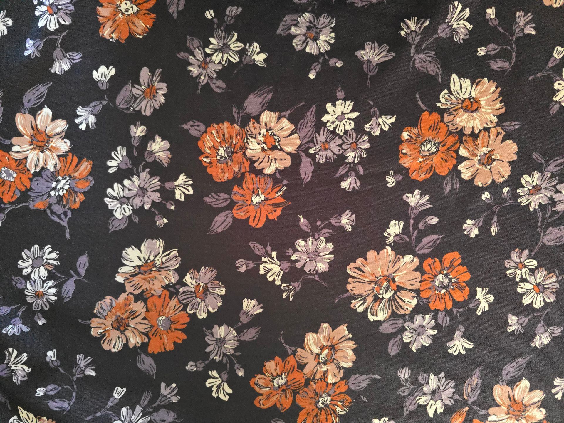 Trevira 2000 donkergrijs met oranje bloemen