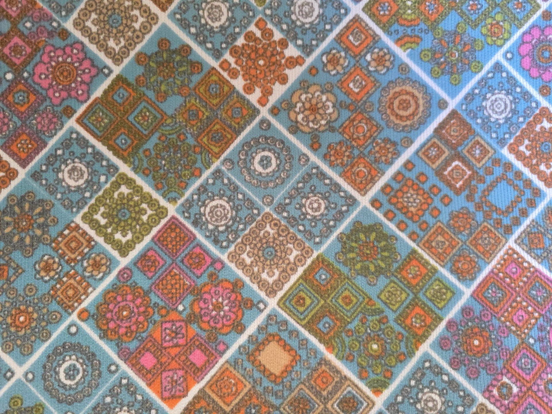 Trevira 2000 blauw met ruitjes en bloemetjes