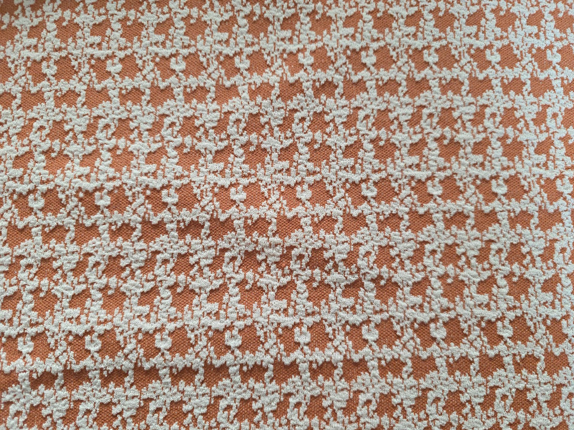 Trevira 2000 oranje met witte structuur