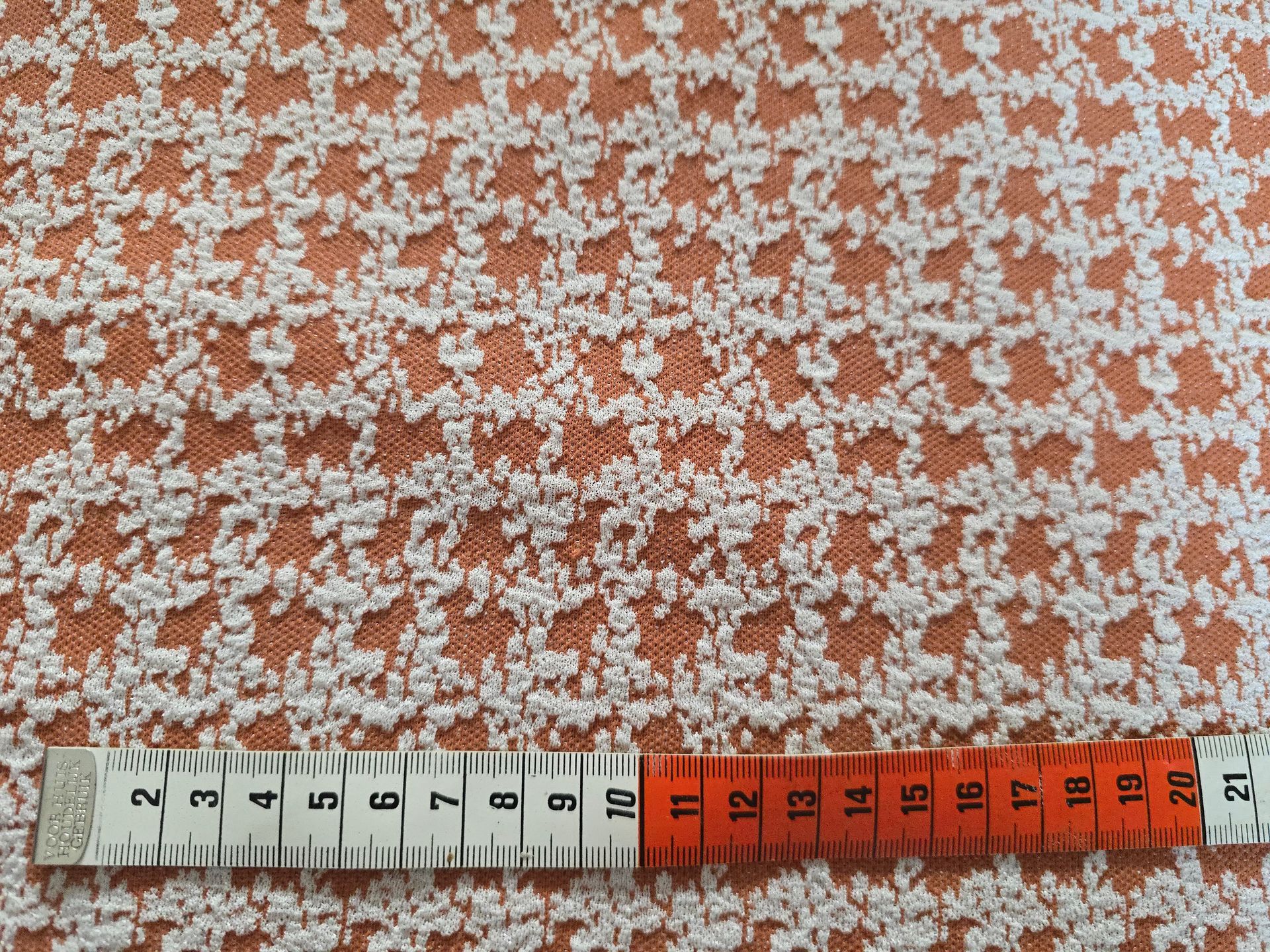 Trevira 2000 oranje met witte structuur