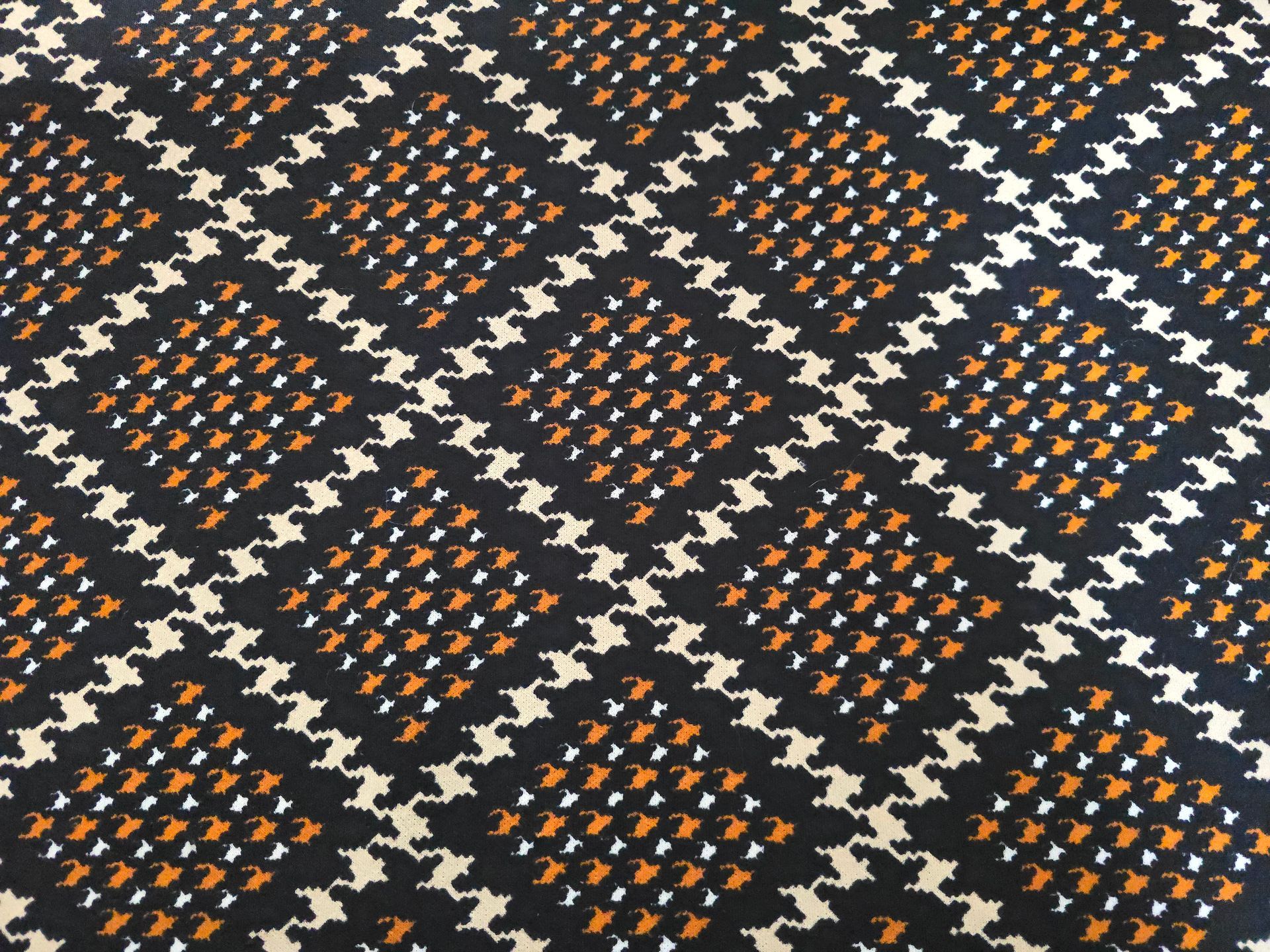 Trevira 2000 zwart met beige ruit patroon