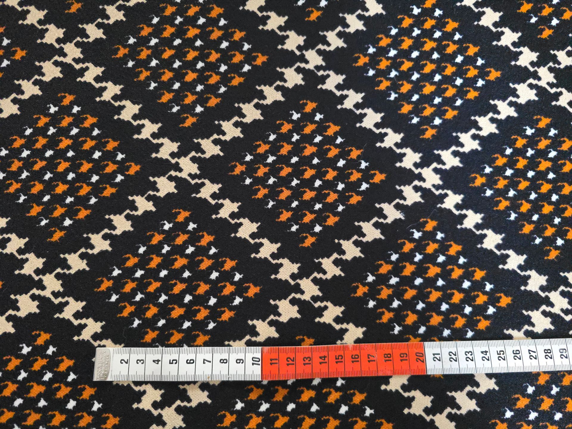 Trevira 2000 zwart met beige ruit patroon