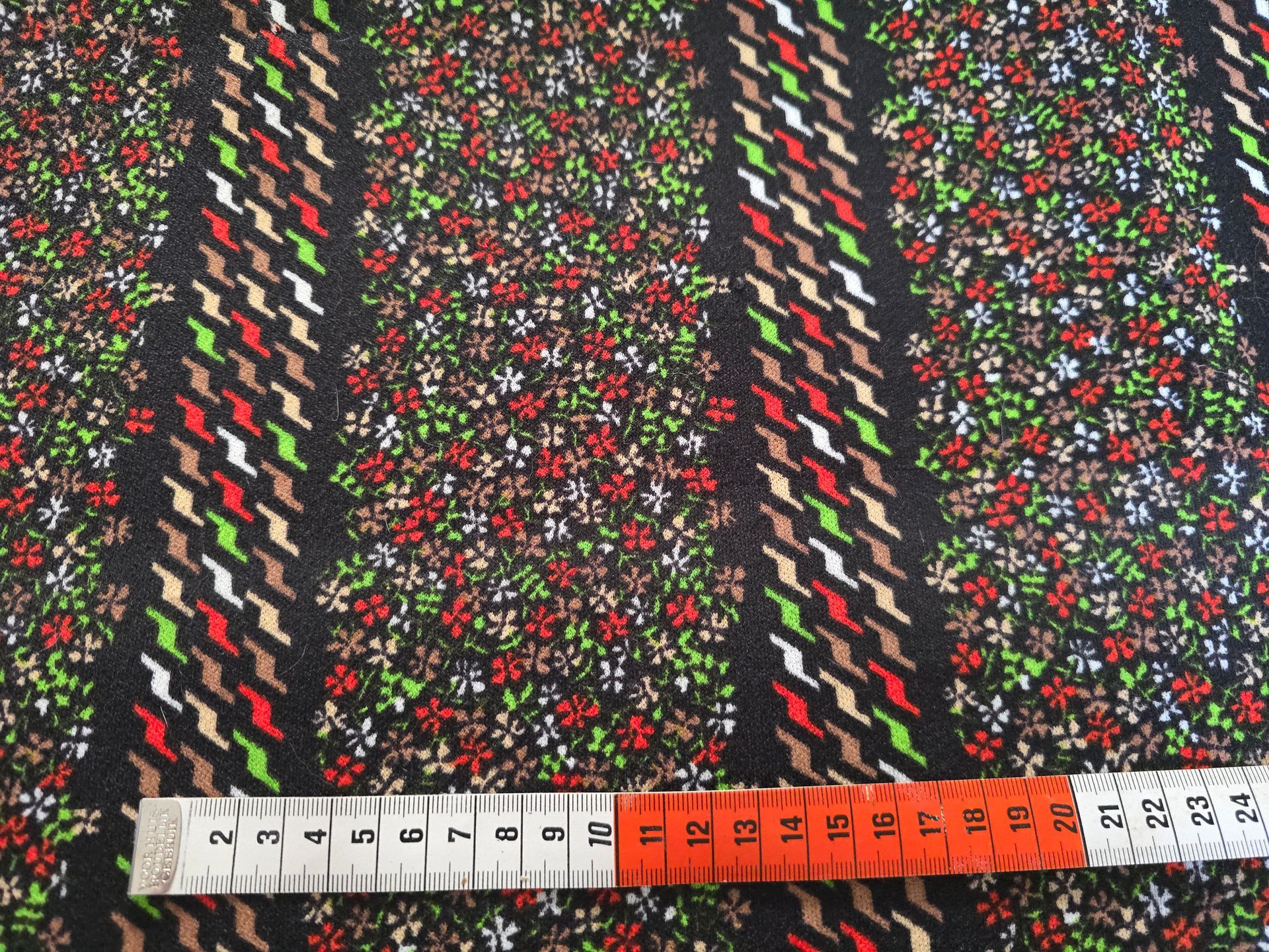 Trevira 2000 Zwart met banen kleine bloemetjes