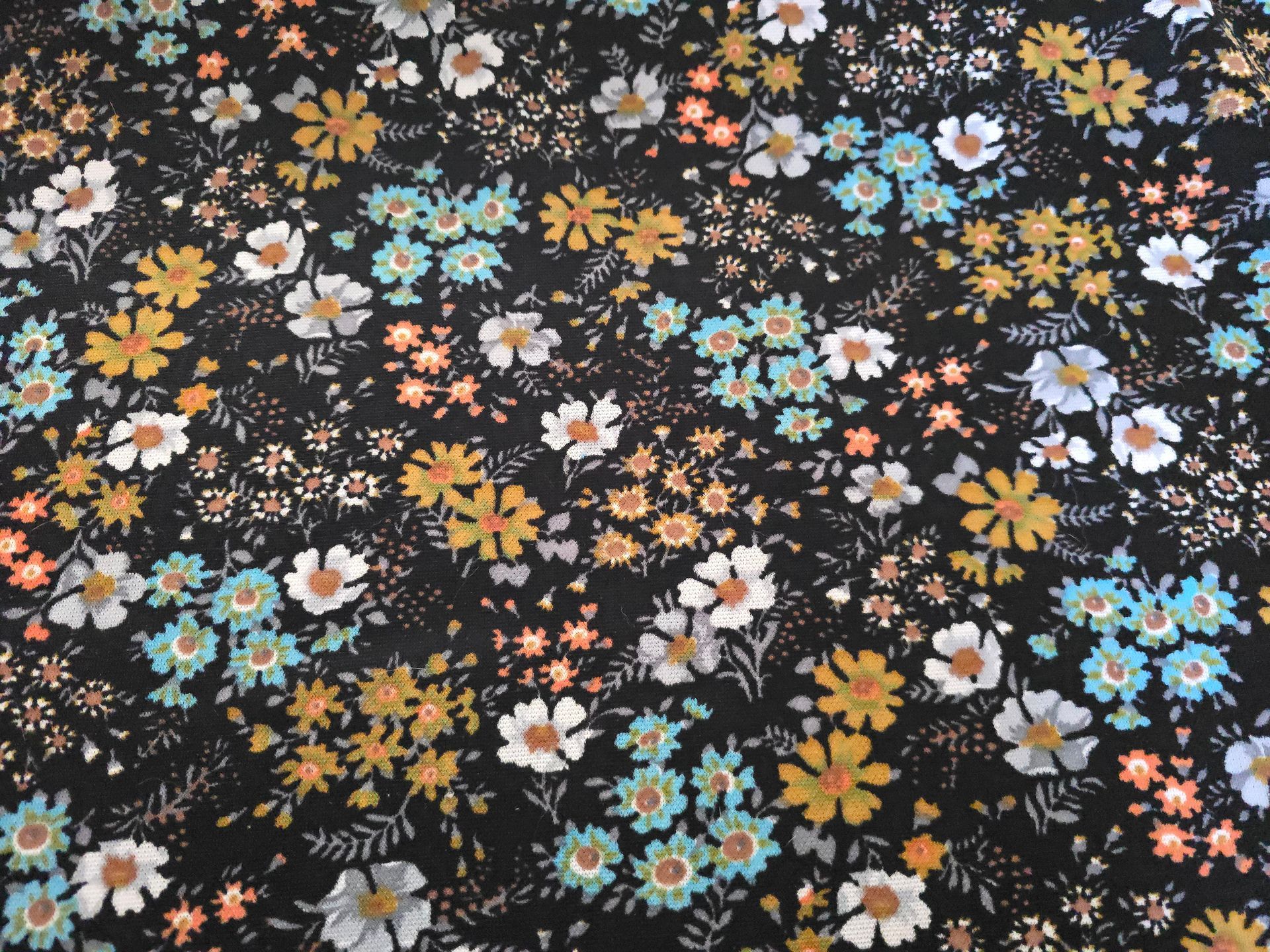 Trevira 2000 zwart met geel, wit en blauwe bloemetjes