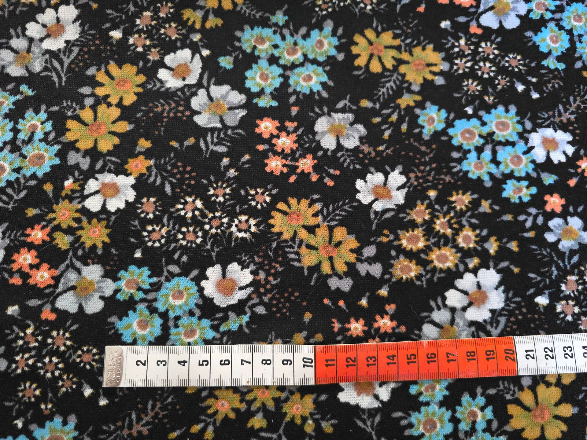 Trevira 2000 zwart met geel, wit en blauwe bloemetjes