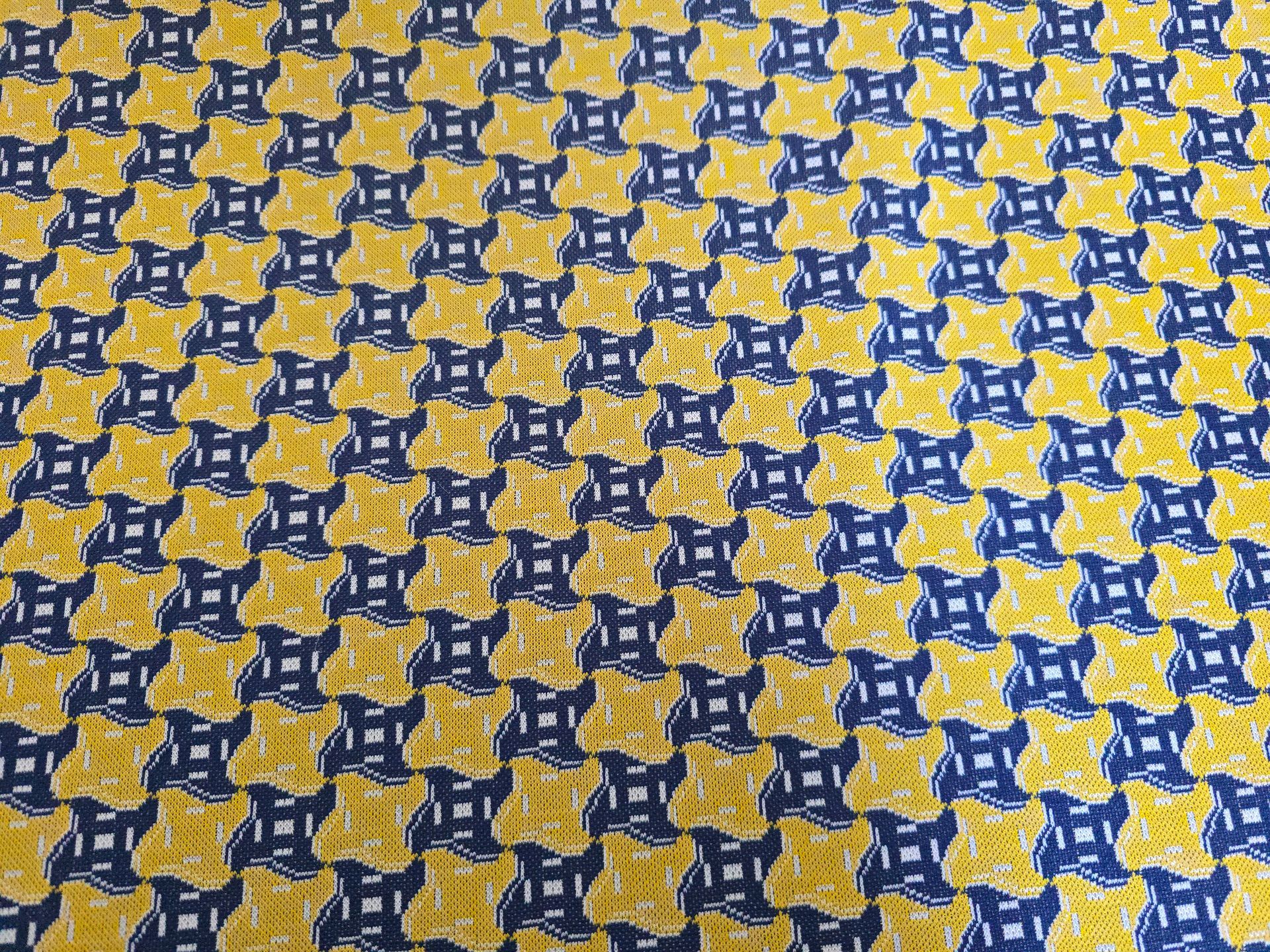 Trevira 2000 Geel met blauw geometrisch patroon