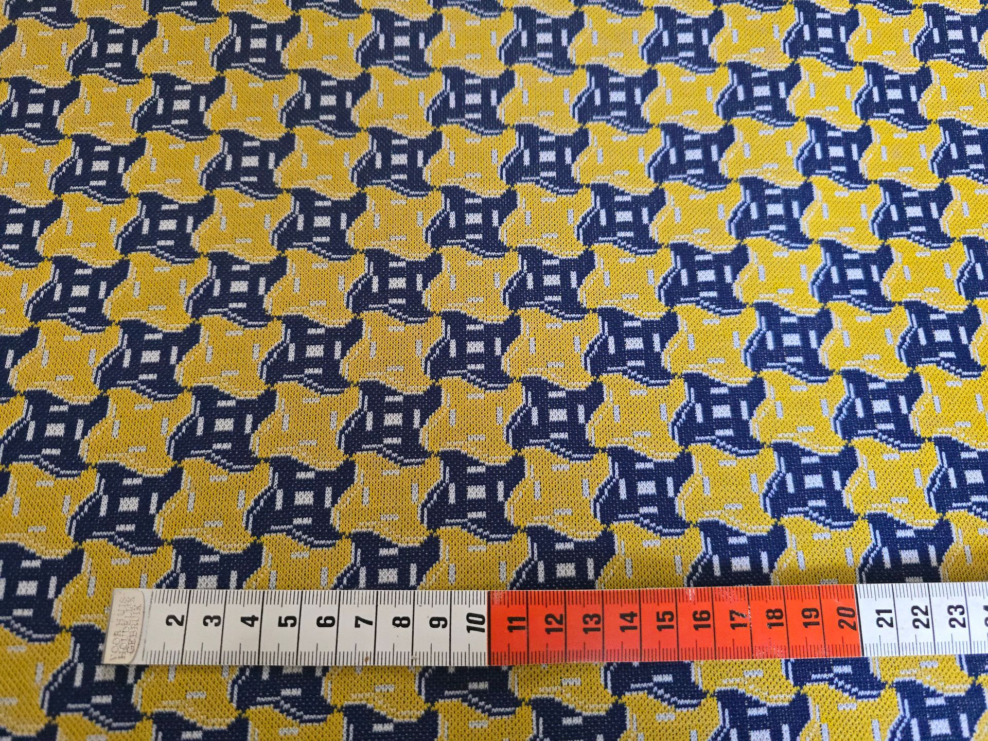 Trevira 2000 Geel met blauw geometrisch patroon
