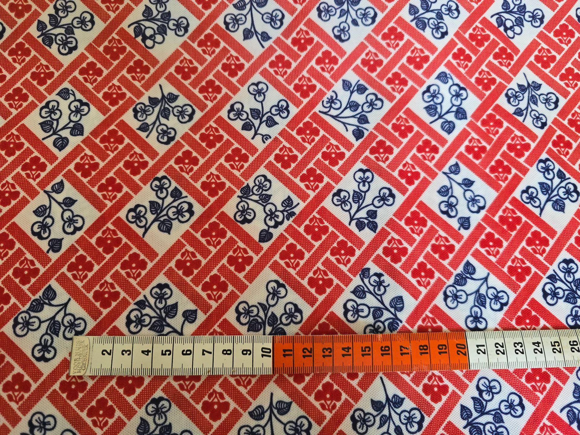 Trevira 2000 Rood wit blauw ruitjes en bloemetjes patroon