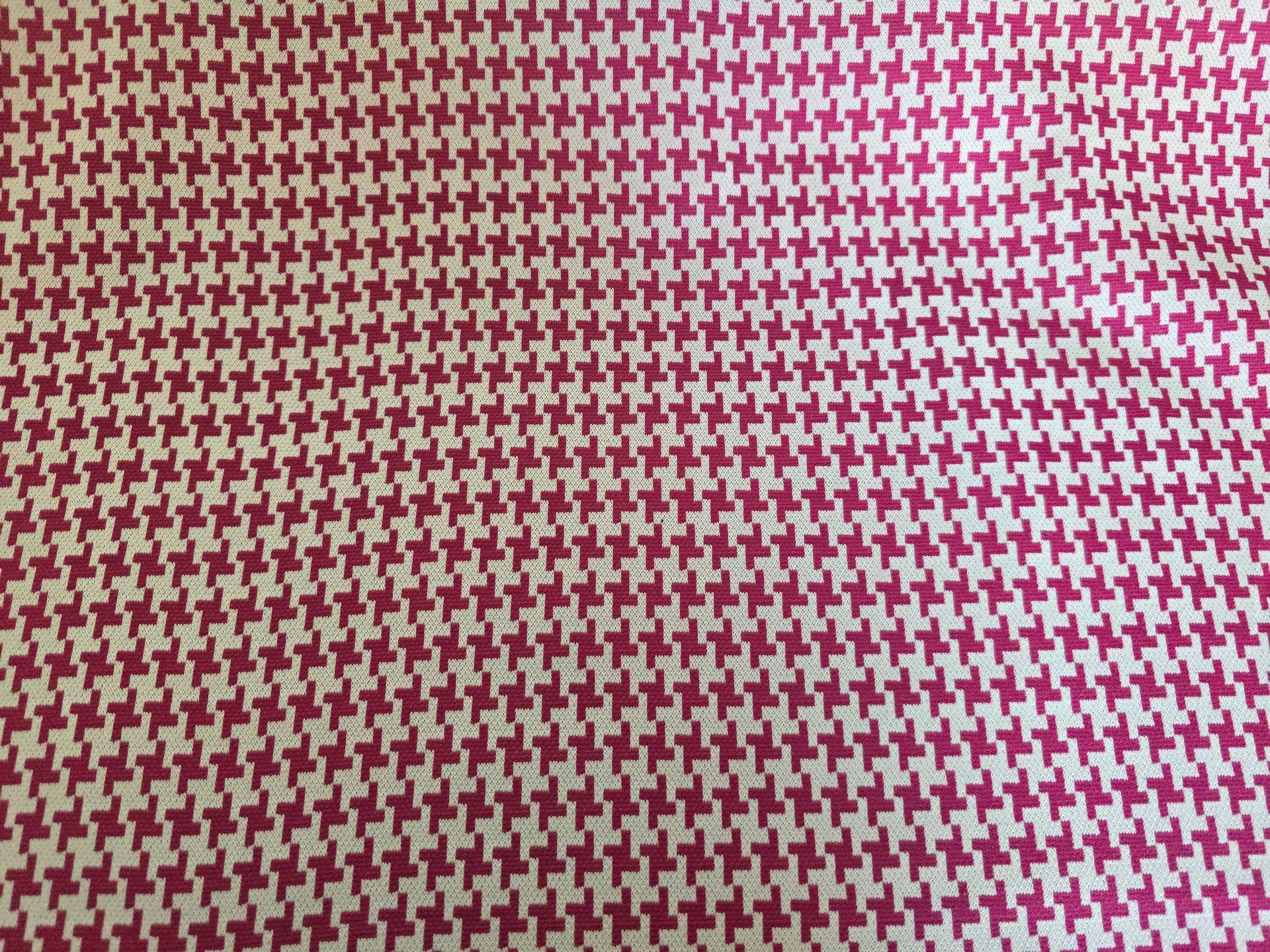 Trevira 2000 Roze met wit geometrisch