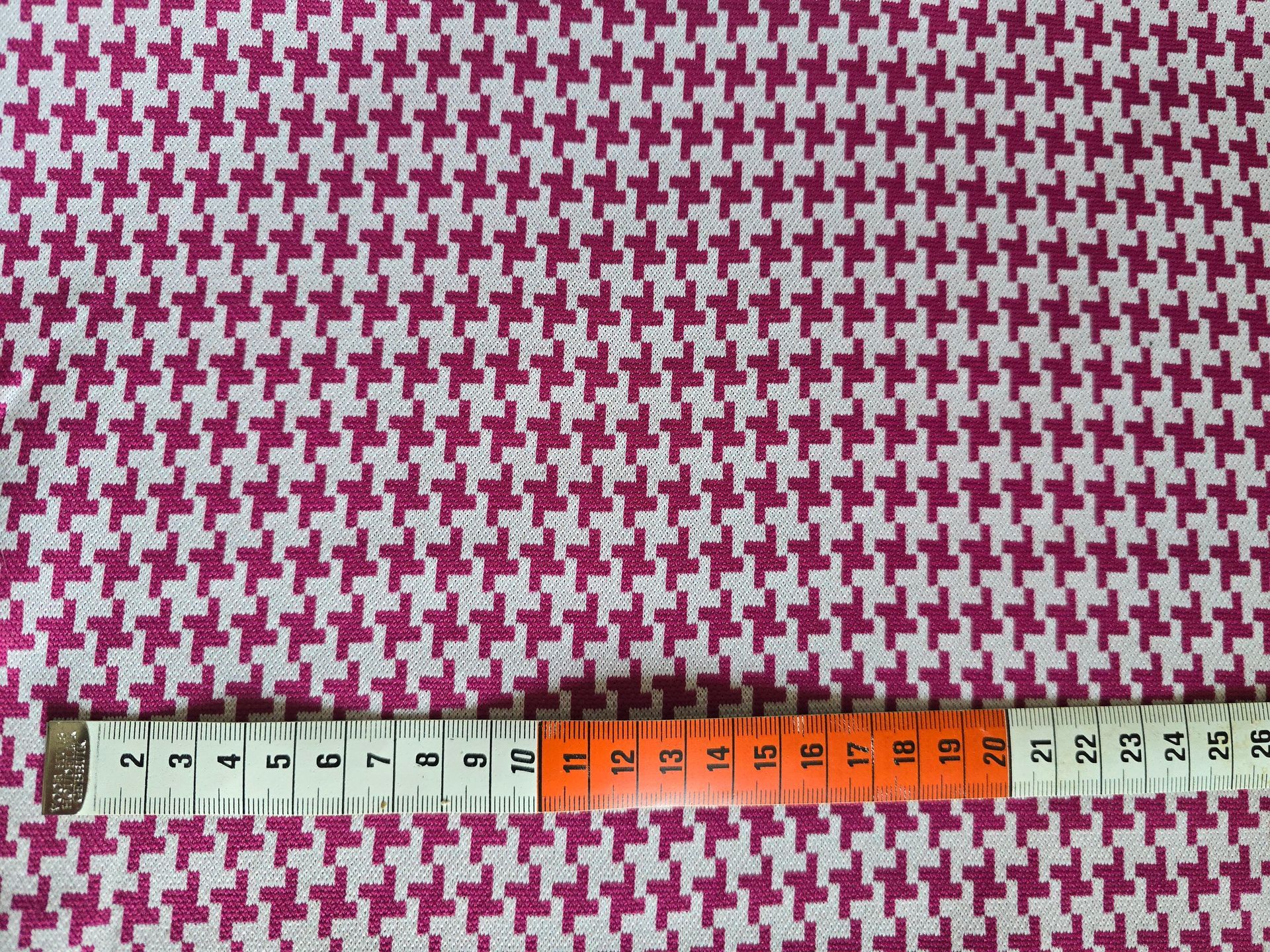 Trevira 2000 Roze met wit geometrisch