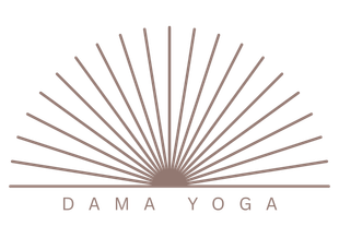 Logo pour Dama Yoga : texte en marron, superposé sur un motif de mandala gris.