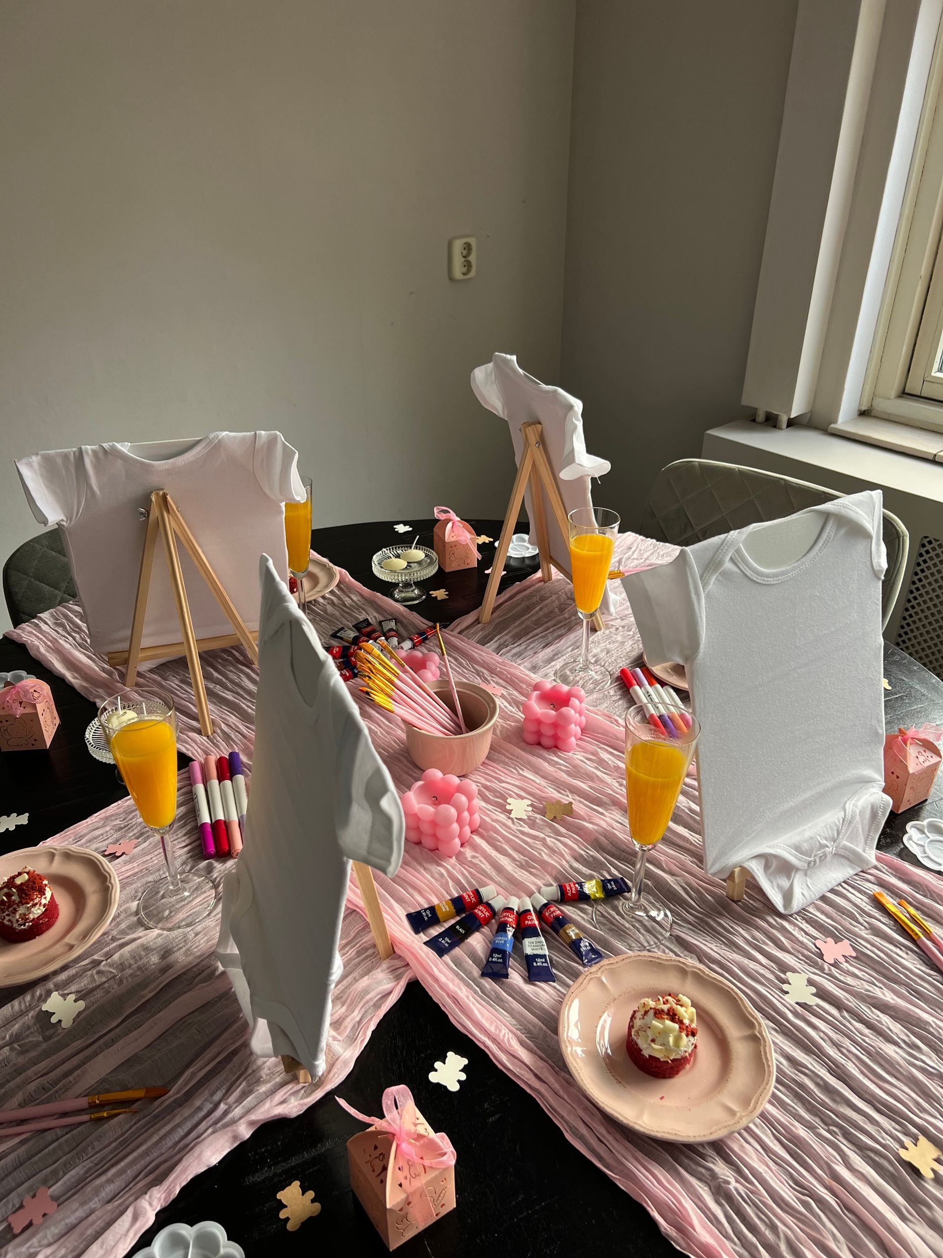 Babyshower - Girl painting rompers