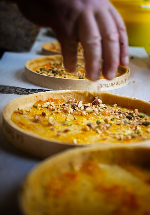 Fruits sec déposés sur la tarte La Balzacienne