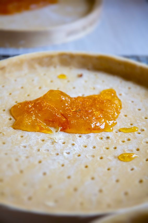 Marmelade déposée sur le fond de tarte la Balzacienne