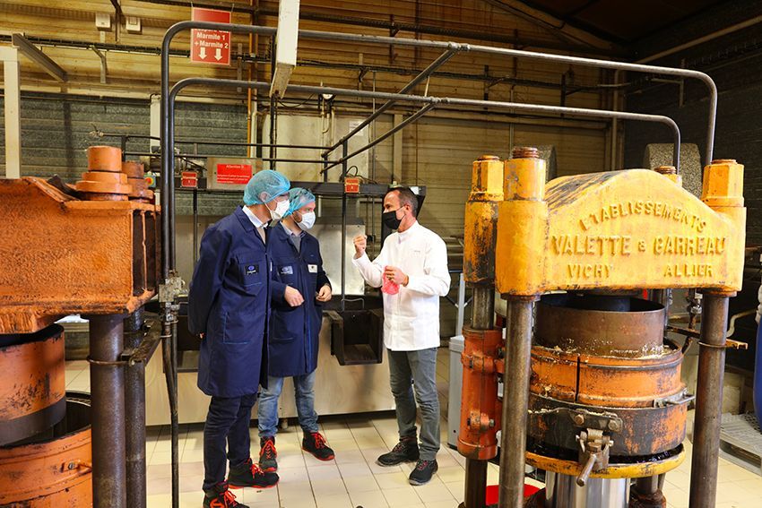 Fabrication de l'huile de noix à l'usine Guénard avec Christophe Hay