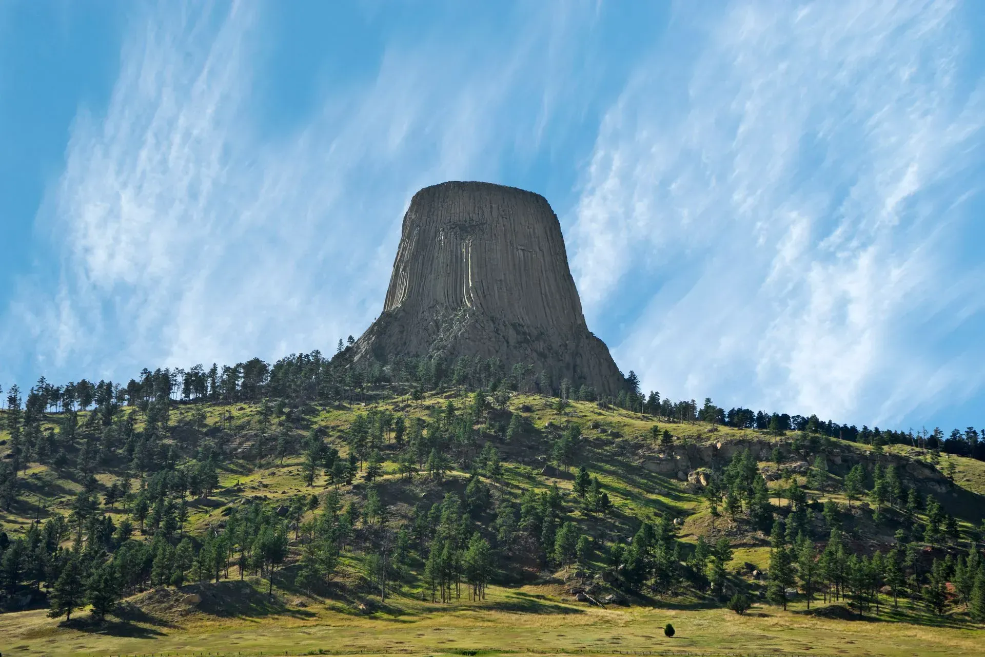 A large rock is sitting in the middle of a cave.
