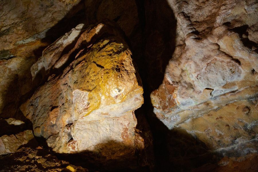 A large rock is sitting in the middle of a cave.