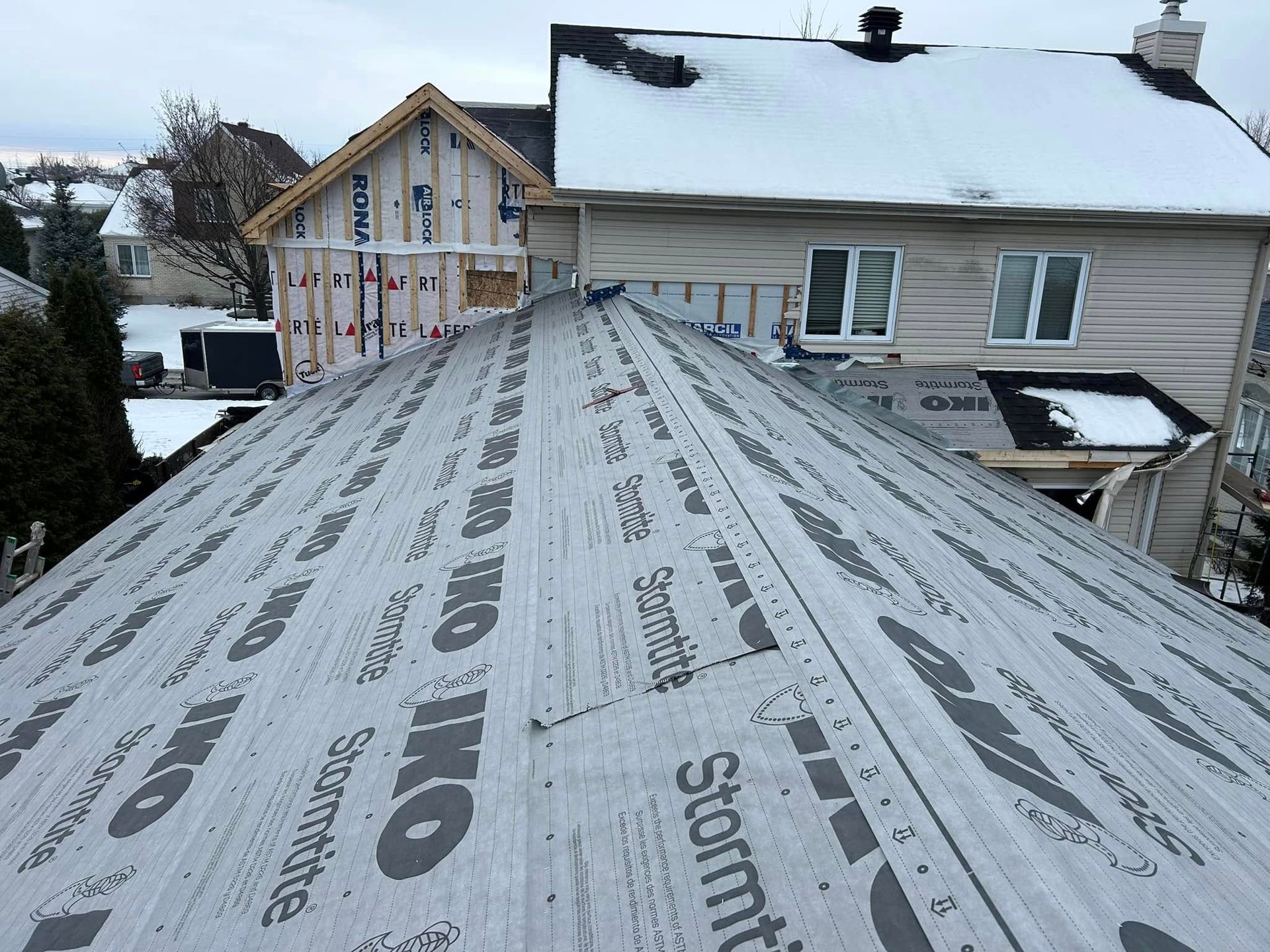 Une maison avec un toit recouvert de Scotchgard
