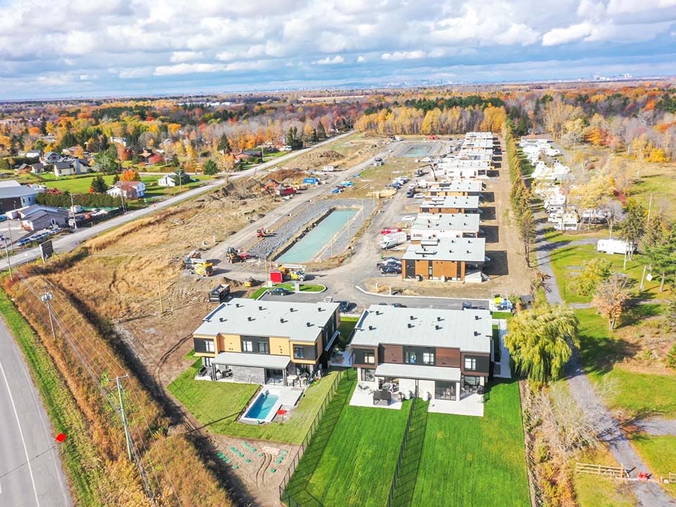 Une vue aérienne d'un bâtiment en construction dans un quartier résidentiel.