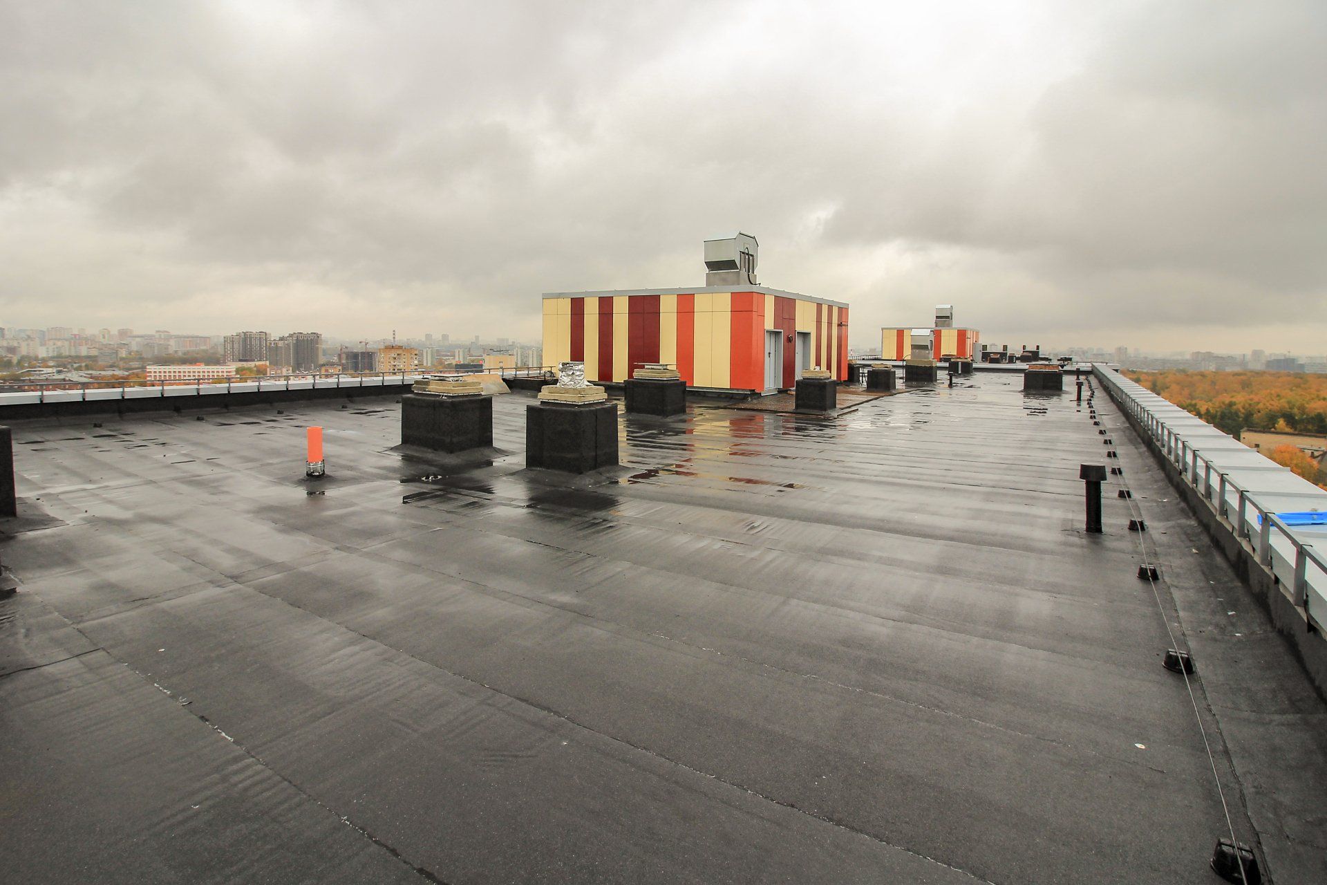 Le toit d'un bâtiment avec un toit plat par temps nuageux.