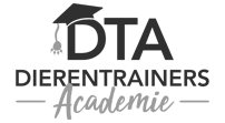 DTA-logo met een afstudeerpet boven de letters DTA en daaronder de tekst 