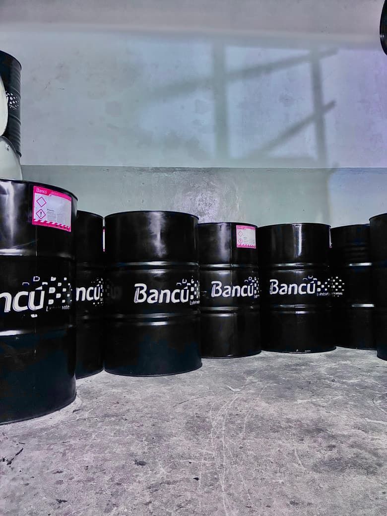 Barriles negros apilados, etiquetados
