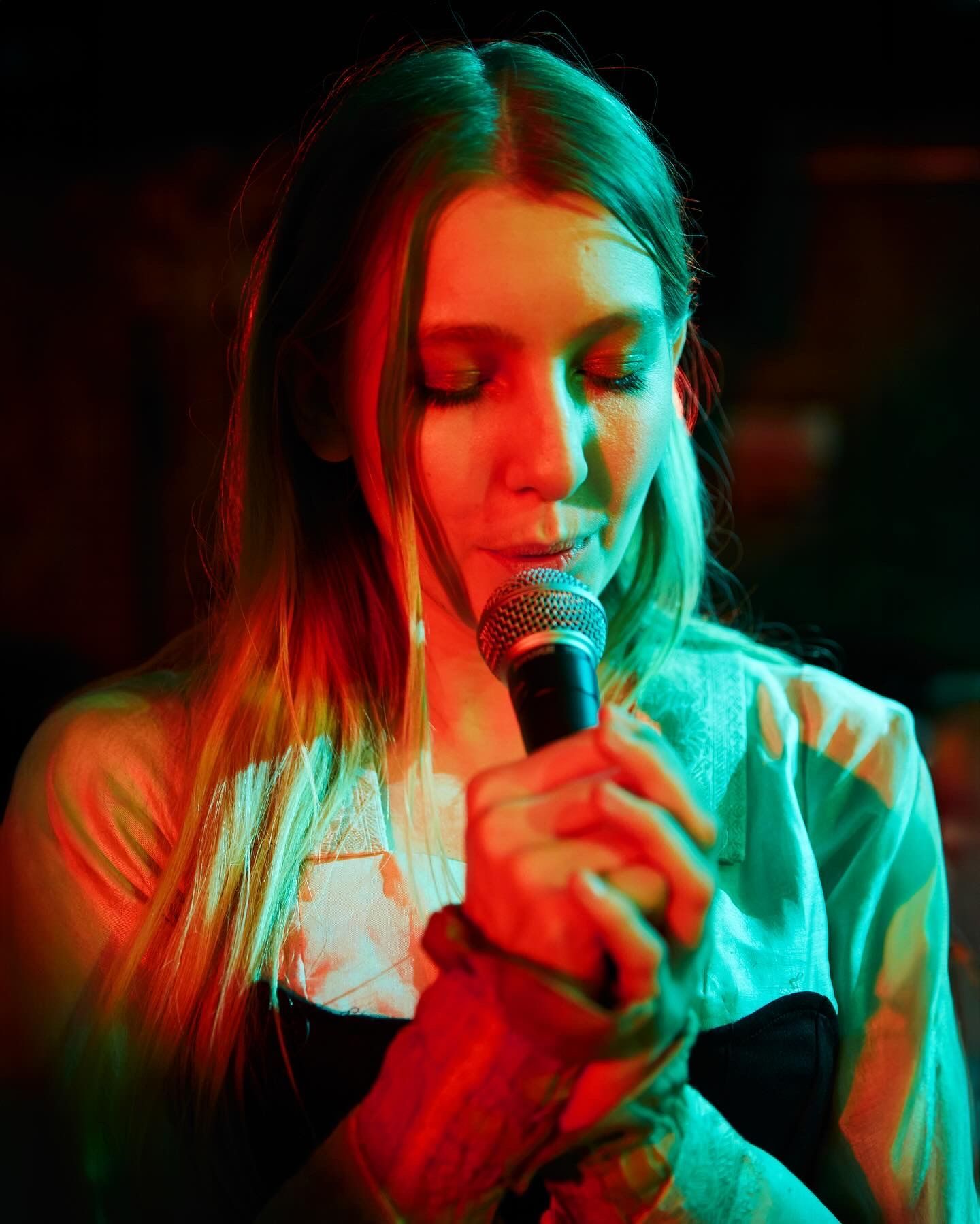 Vaarin norwegain folk pop artist live at Drammen Kulturhus