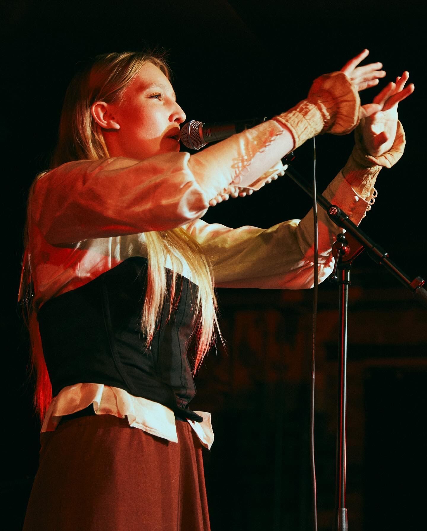 Vaarin norwegain folk pop artist live at Drammen Kulturhus