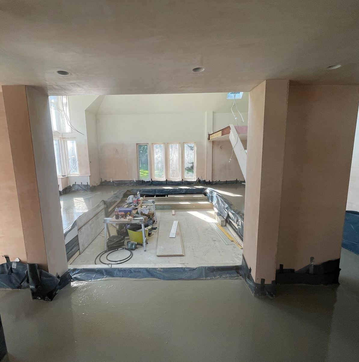A screed tripod, used to ensure that your freshly laid screed floor is perfectly level.
