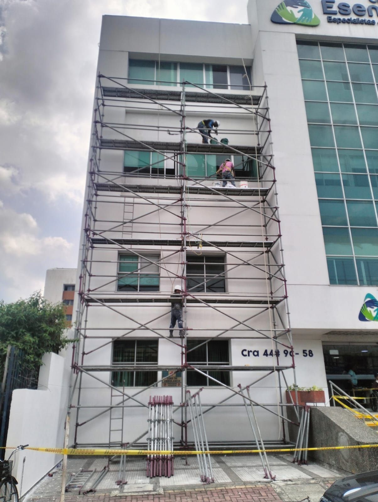 Andamios alrededor de la fachada blanca de un edificio.